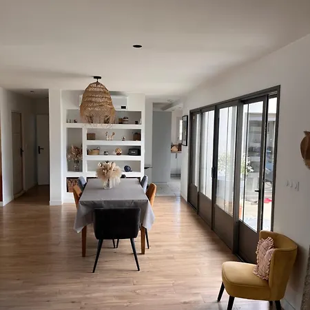 Villa Conviviale A 8 Min De La Pour 10 Personnes Thaire